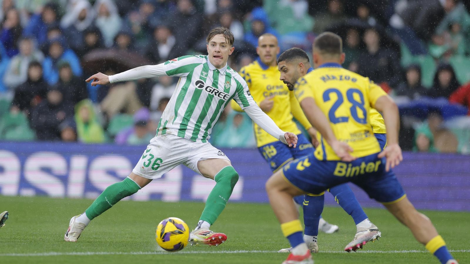 El bético Jesús Rodríguez da un pase a un compañero.