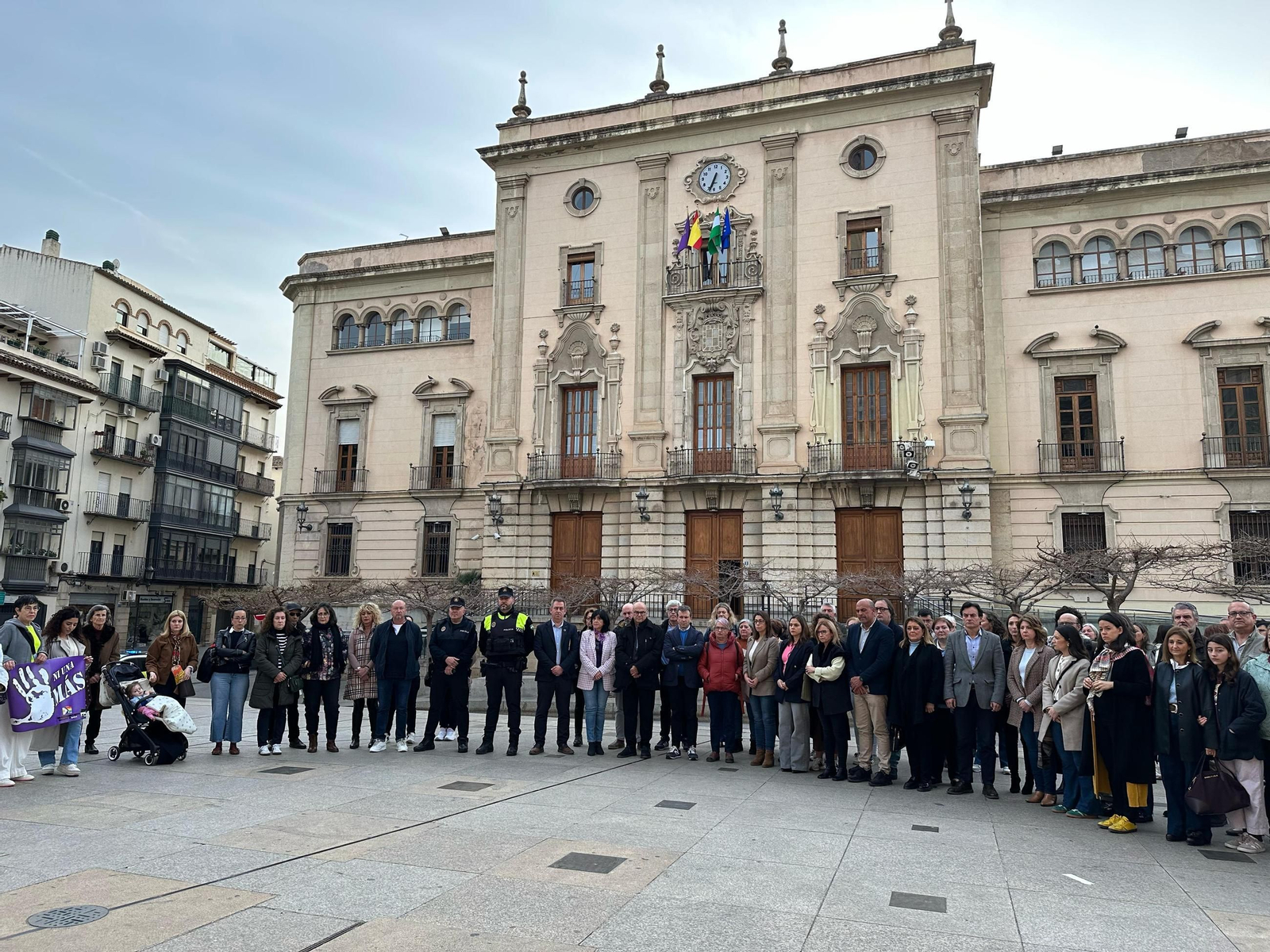 Concentración frente al Ayuntamiento de Jaén por la última víctima de violencia de género.
