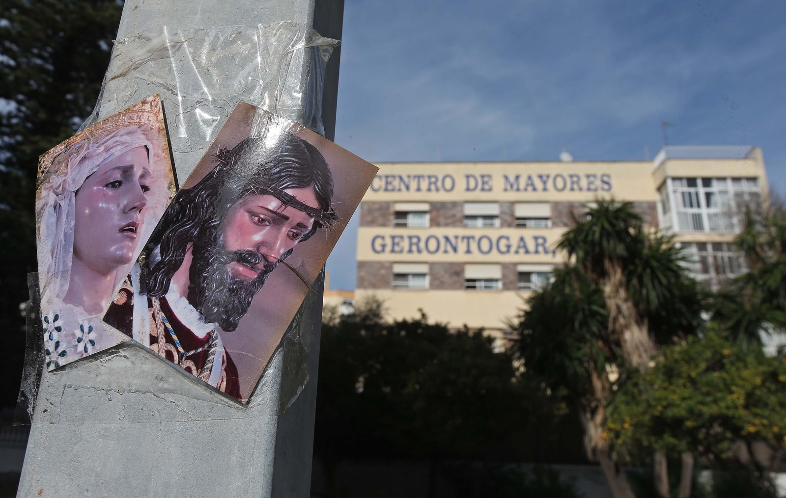 Imágenes del Medinaceli y la Esperanza en la puerta de la residencia de mayores Miramar de Algeciras.