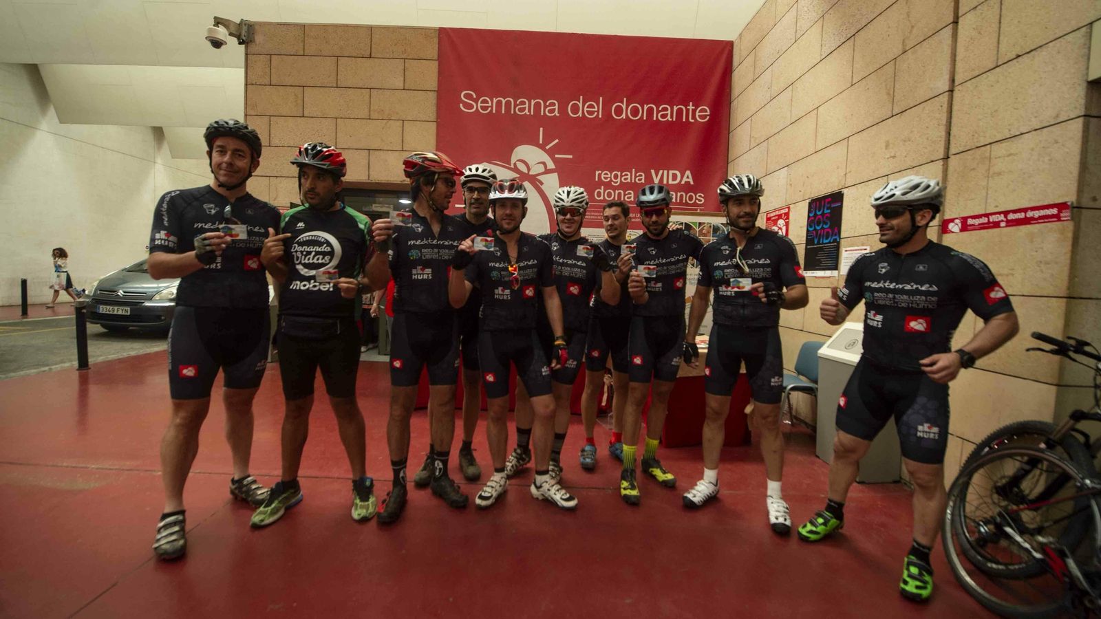 Miembros del club deportivo Kilómetros de vida, a su llegada al hospital.