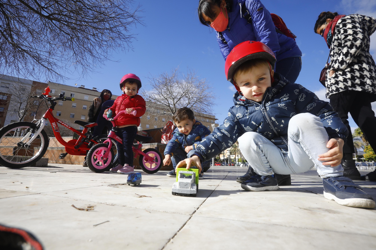 Los niños estrenan sus Regalos de Reyes por las calles de Córdoba, en fotografías