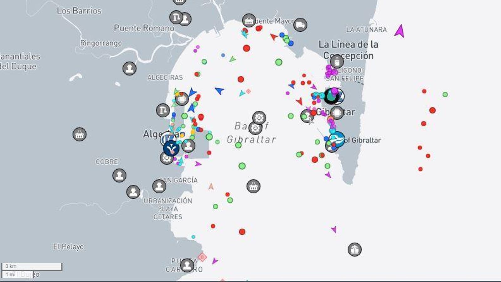 Actividad en la Bahía de Algeciras. Los puntos rojos se corresponden con buques con productos petrolíferos o para suministro.