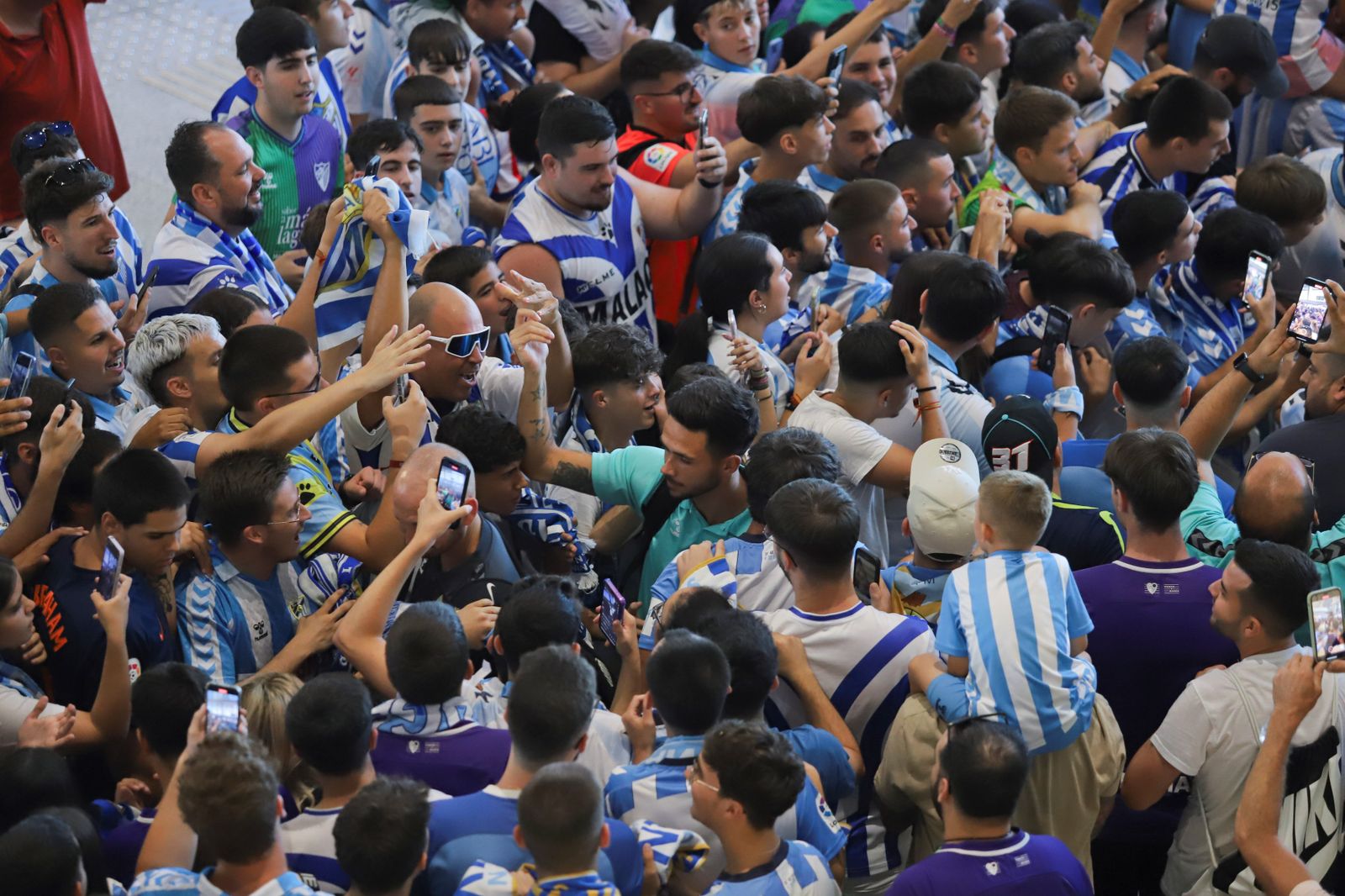 El espectacular preámbulo en el aeropuerto con la afición