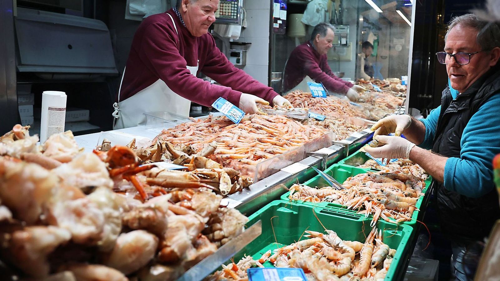 Cigalas en un mercado de Huelva.