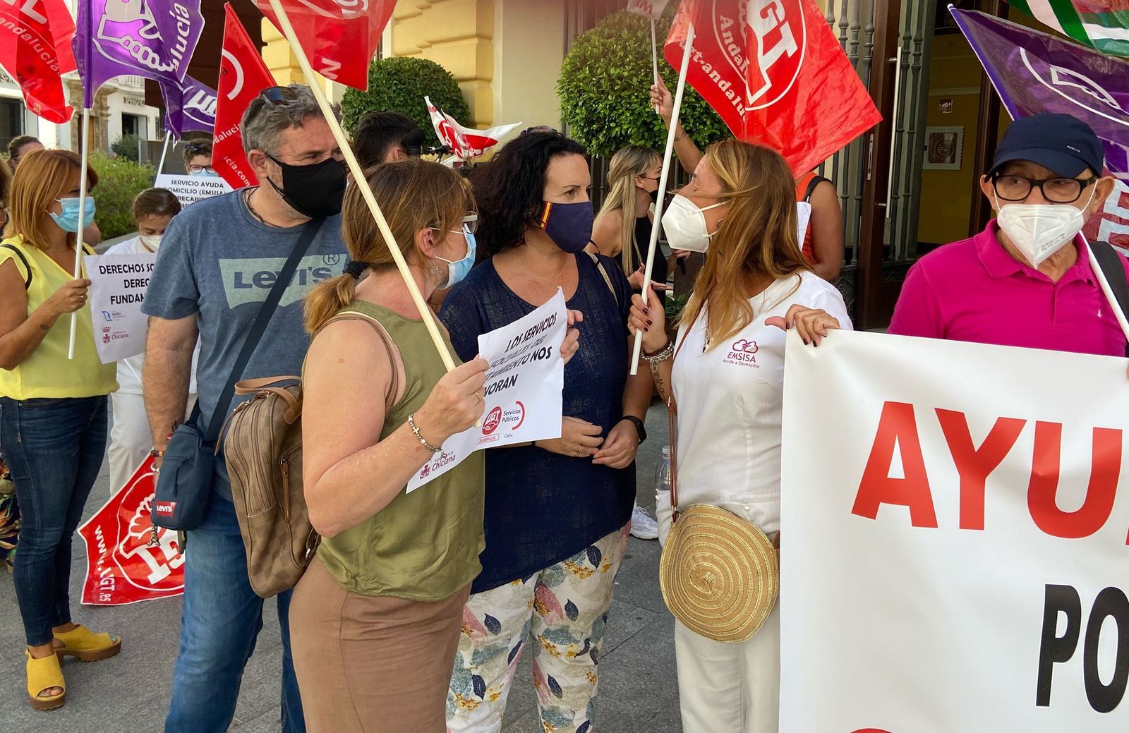 La presidenta local del PP, Ascensión Hita, conversa con las trabajadoras durante las protestas a las puertas del Consistorio.