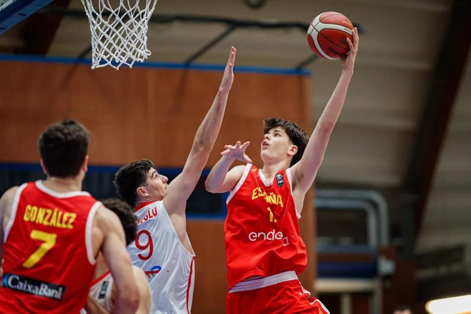 Día aciago de Mario Saint-Supéry en otra debacle de España en el Europeo sub 18