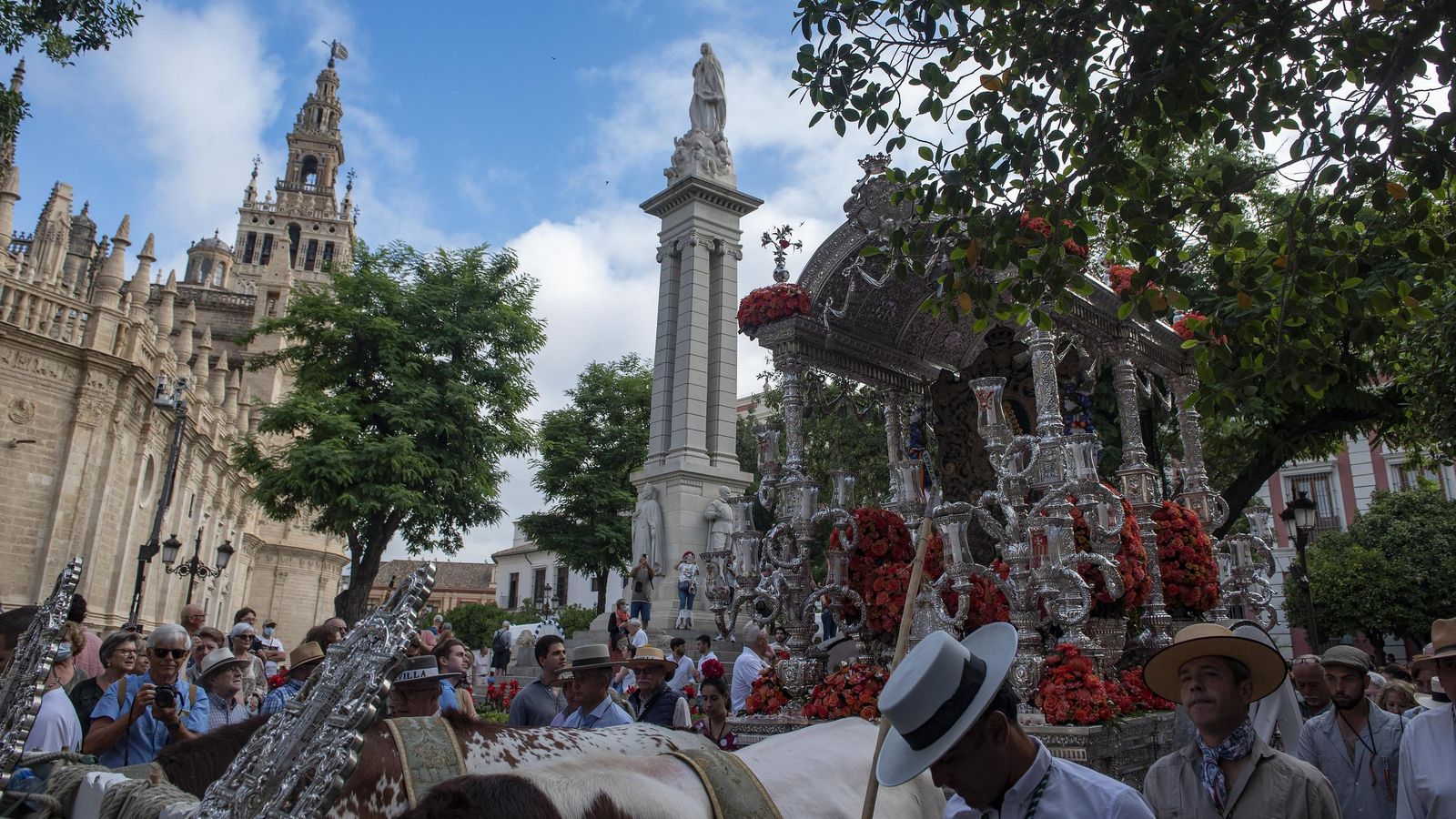 La carreta del simpecado de Sevilla por la Plaza del Triunfo.