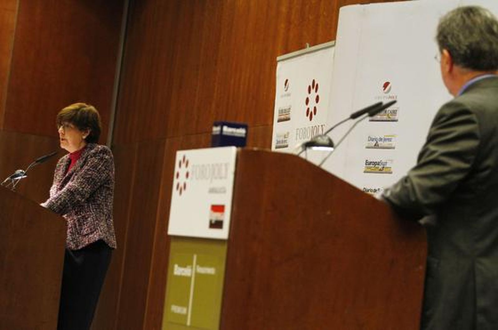 Josefina Cruz Villalón responde a las preguntas de Ignacio Martínez, director adjunto de Publicaciones del Grupo Joly.

Foto: Juan Carlos Vazquez / Victoria Hidalgo