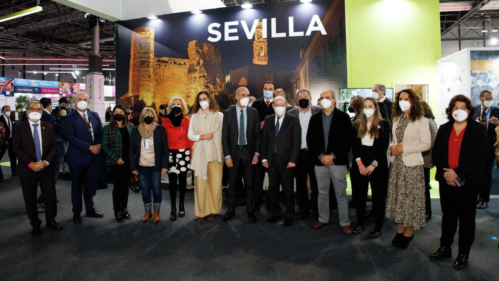 Representantes de la Diputación de Sevilla y los ayuntamientos sevillanos en el stand de Sevilla.