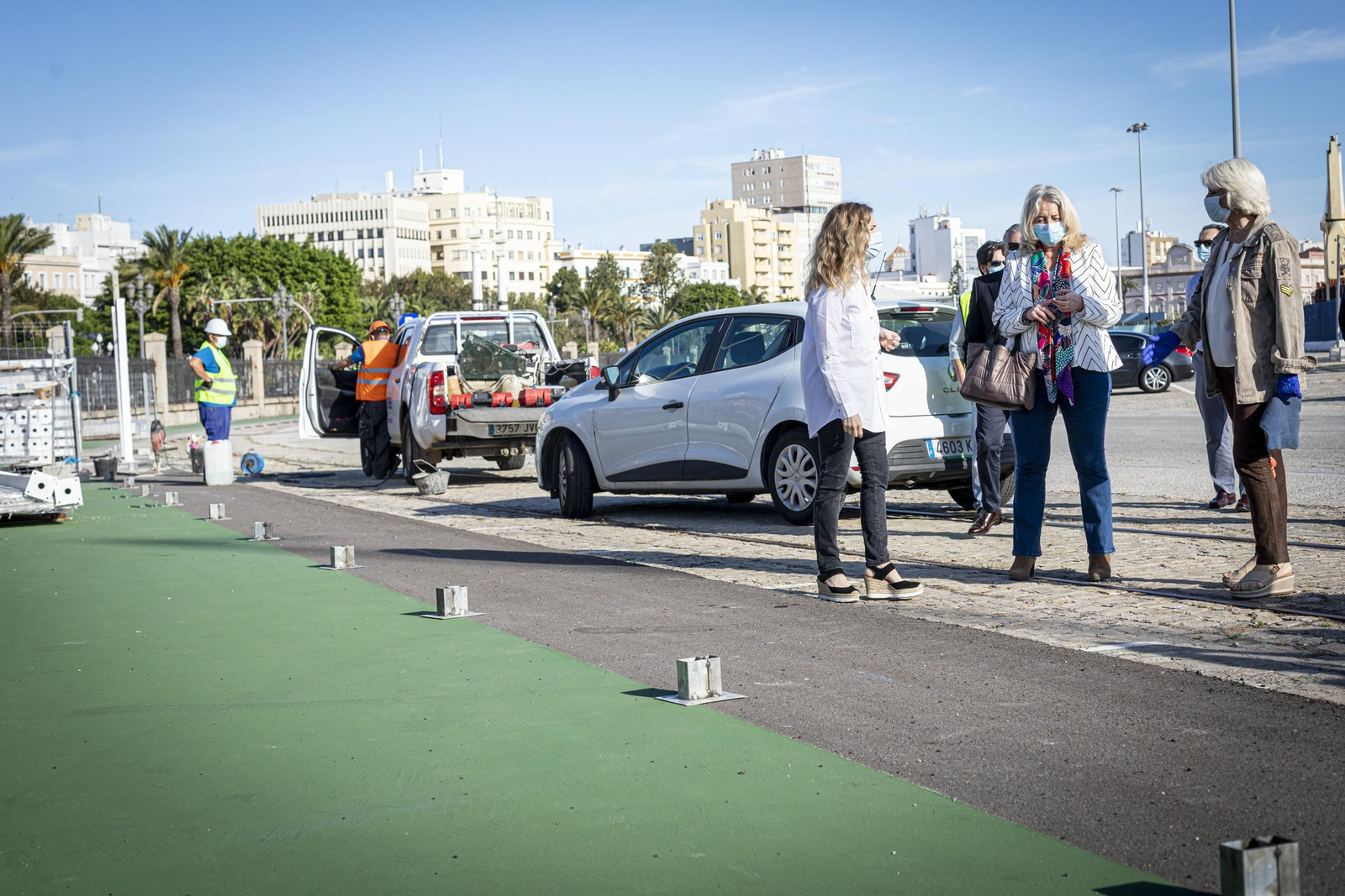 Ana Mestre, Mercedes Colombo y Teófila Martínez, junto al futuro carril bici del Muelle de Cádiz.