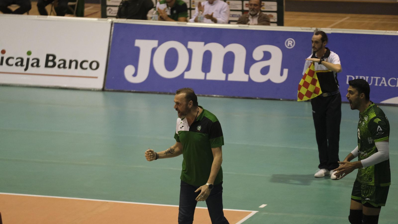 Charly Carreño en la banda en un encuentro de esta temporada en casa.