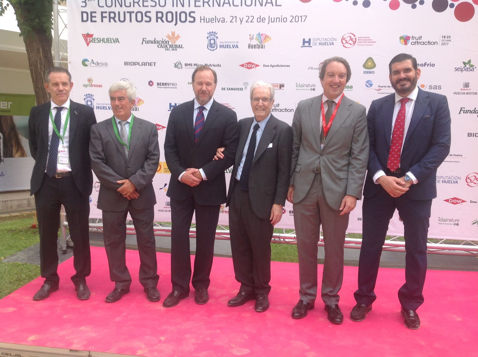 Los presidentes de Caja Rural del Sur, José Luis García-Palacios Álvarez, y Freshuelva, Alberto Garrocho, con Antonio Garrigues en el Congreso de Frutos Rojos de Huelva.