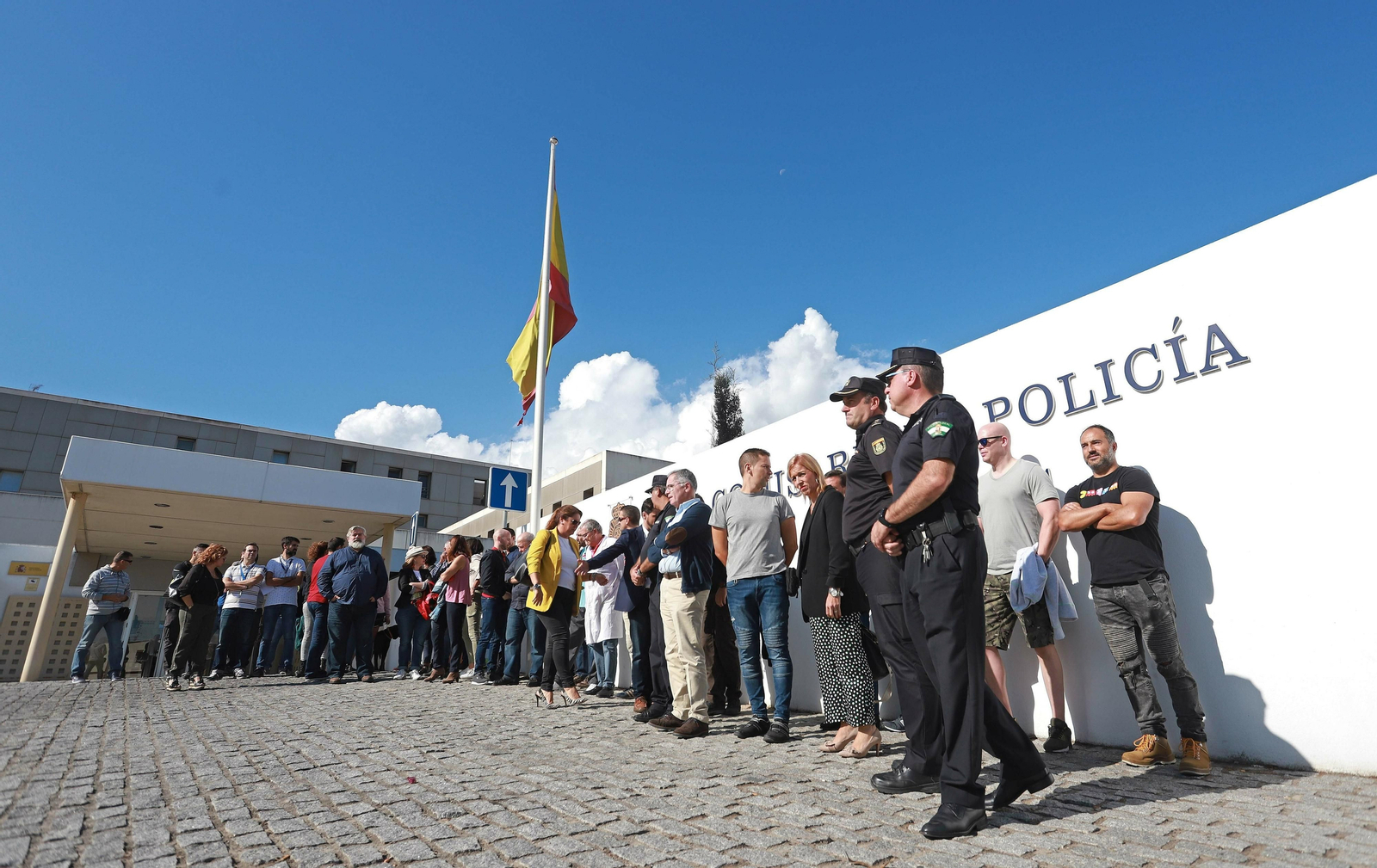 La concentración de apoyo en la puerta de la comisaría de Algeciras.