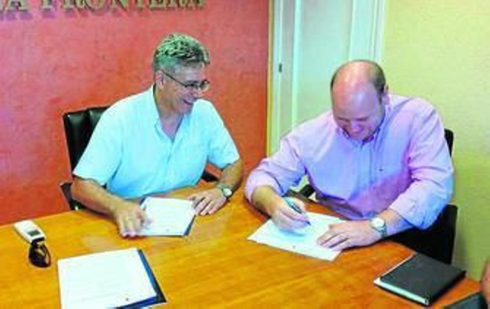 Momento de la firma del acuerdo entre Casanova y Moxon, en el Consistorio.
