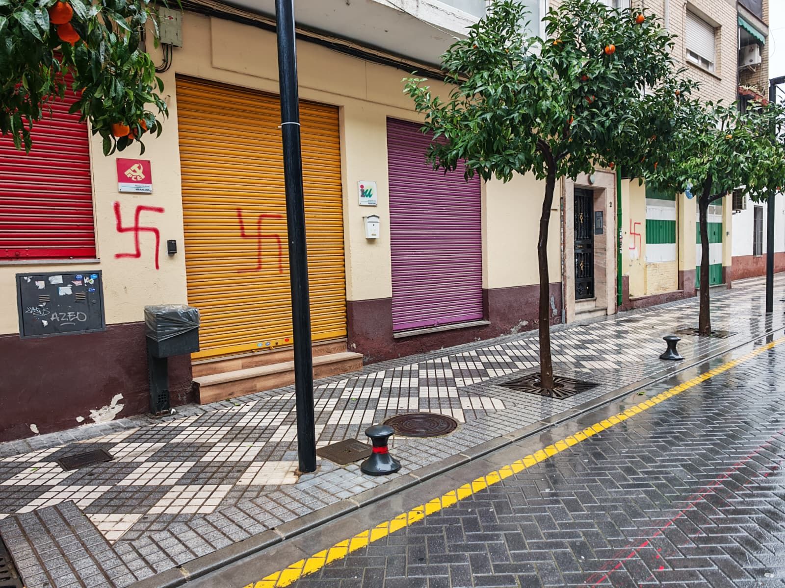 Accesos de la sede de IU y el PCE en Maracena vandalizadas