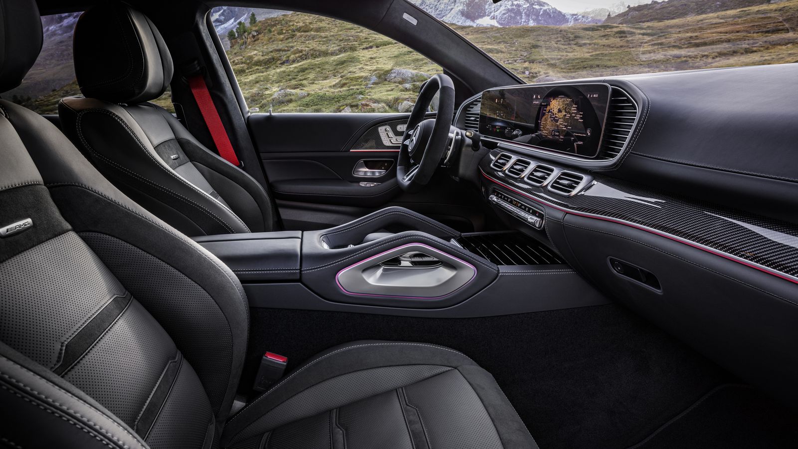 En todos los casos, los asientos delanteros AMG son, de serie, con regulaciones eléctricas y calefactables.