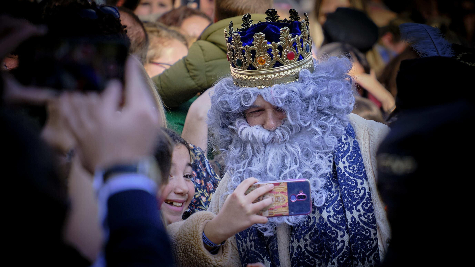 Los Reyes Magos saludan desde el balcón del Ayuntamiento