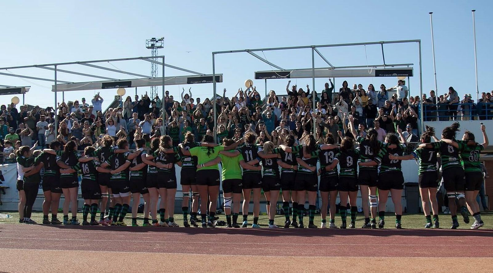Las Cocodrilas festejan uno de sus triunfos de la pasada temporada con sus aficionados.