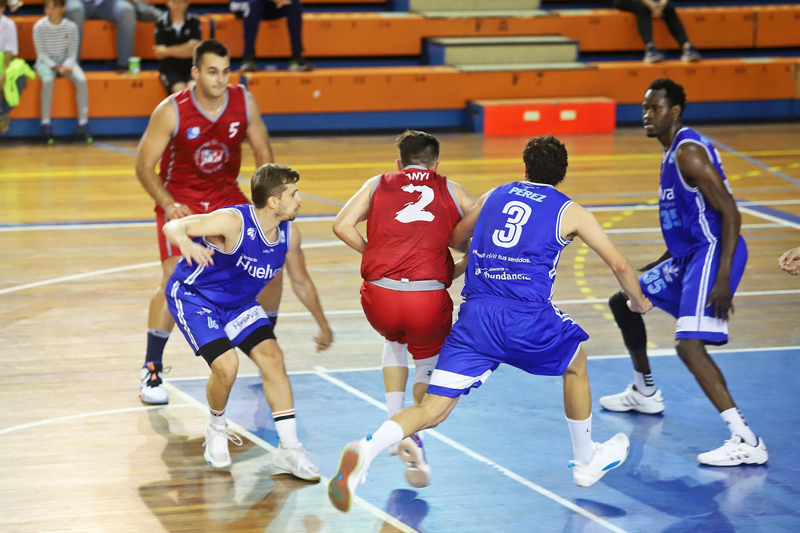 Imágenes del partido de baloncesto entre el Ciudad de Huelva y el Colegio El Pinar.
