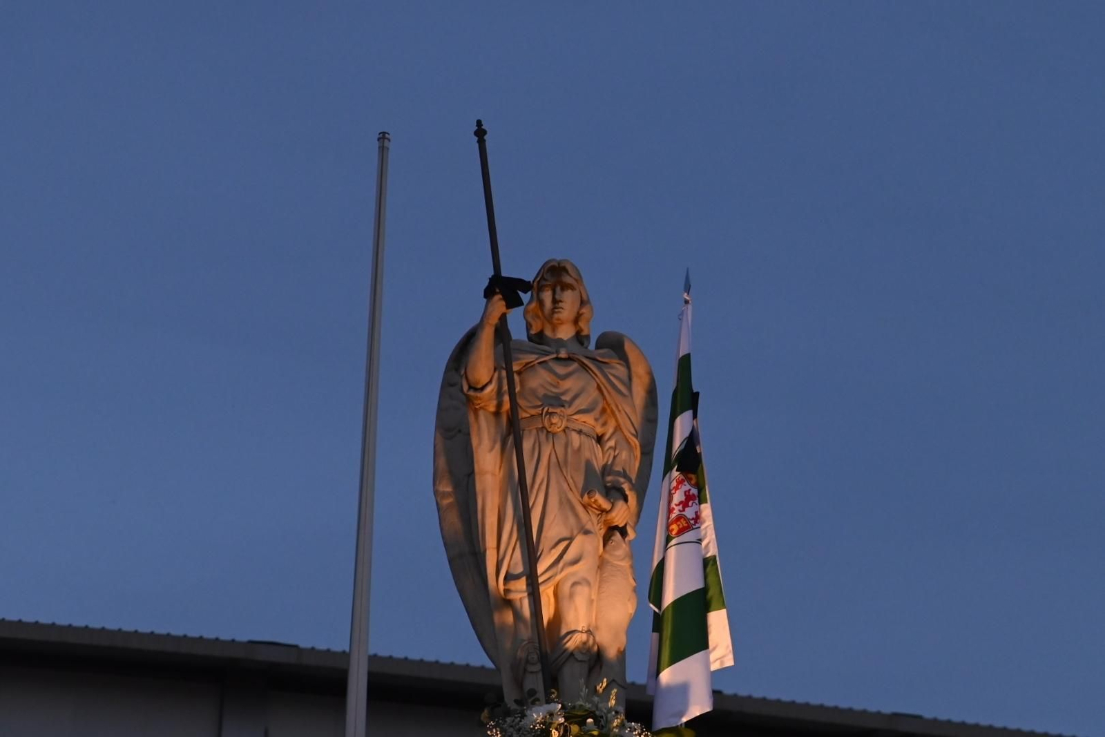 El homenaje del Córdoba CF a Álvaro Prieto a las puertas de El Arcángel, en imágenes