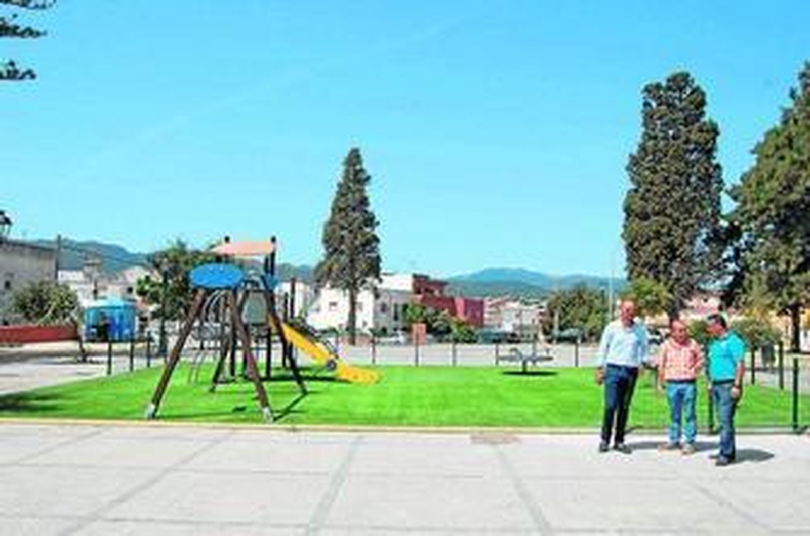 Imagen de la plaza Blas Infante durante la visita del delegado de Urbanismo, Miguel Alconchel.