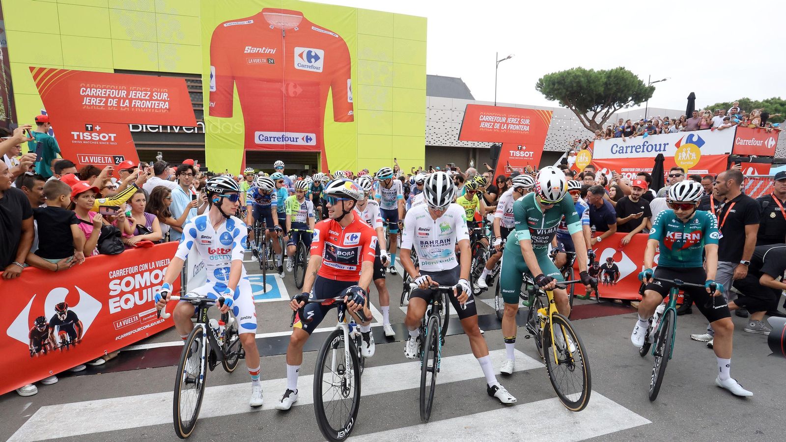Así fue la salida de la Vuelta España desde Carrefour Sur en Jerez