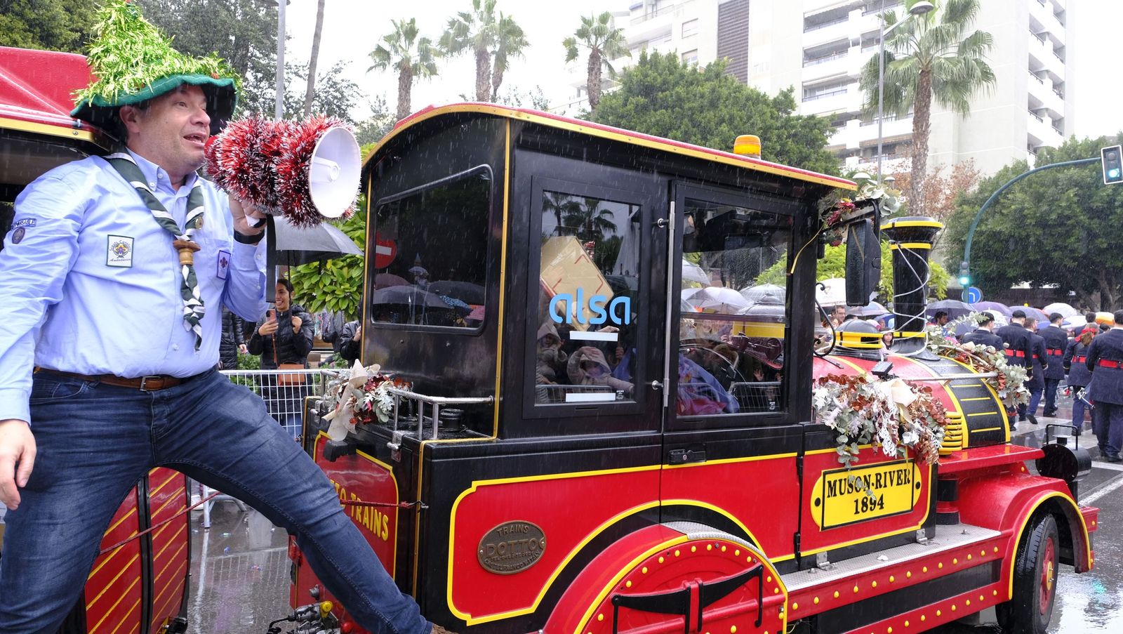 Fotografías de la cabalgata de los Reyes Magos pasada por agua en Almería