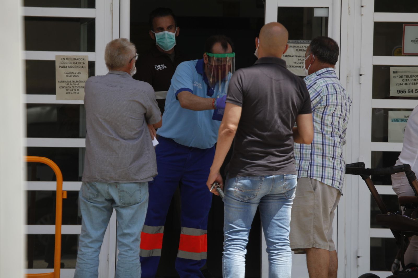 Colas de personas en el centro de salud de Lepe.