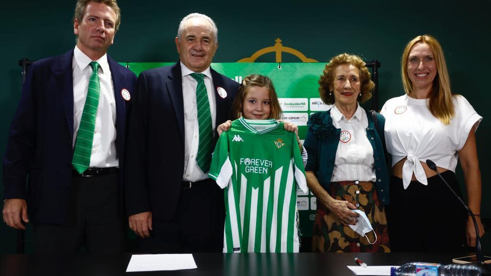 El 'Fichaje Estrella del Betis', Alba, arropada por Daniel Olivencia, Gordillo, la presidenta de Andex, María Luisa Guardiola, y Elena López, madre de Alba.
