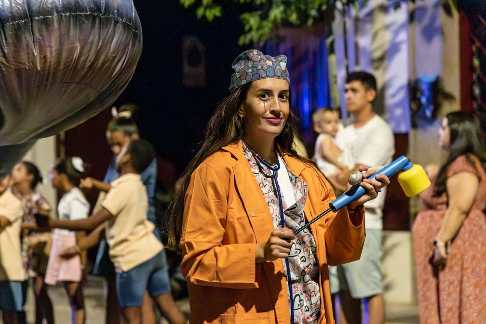 Pasacalles inaugural, fuegos artificiales e iluminación de la portada de feria y del recinto ferial de la Feria de San Bartolomé en Martos