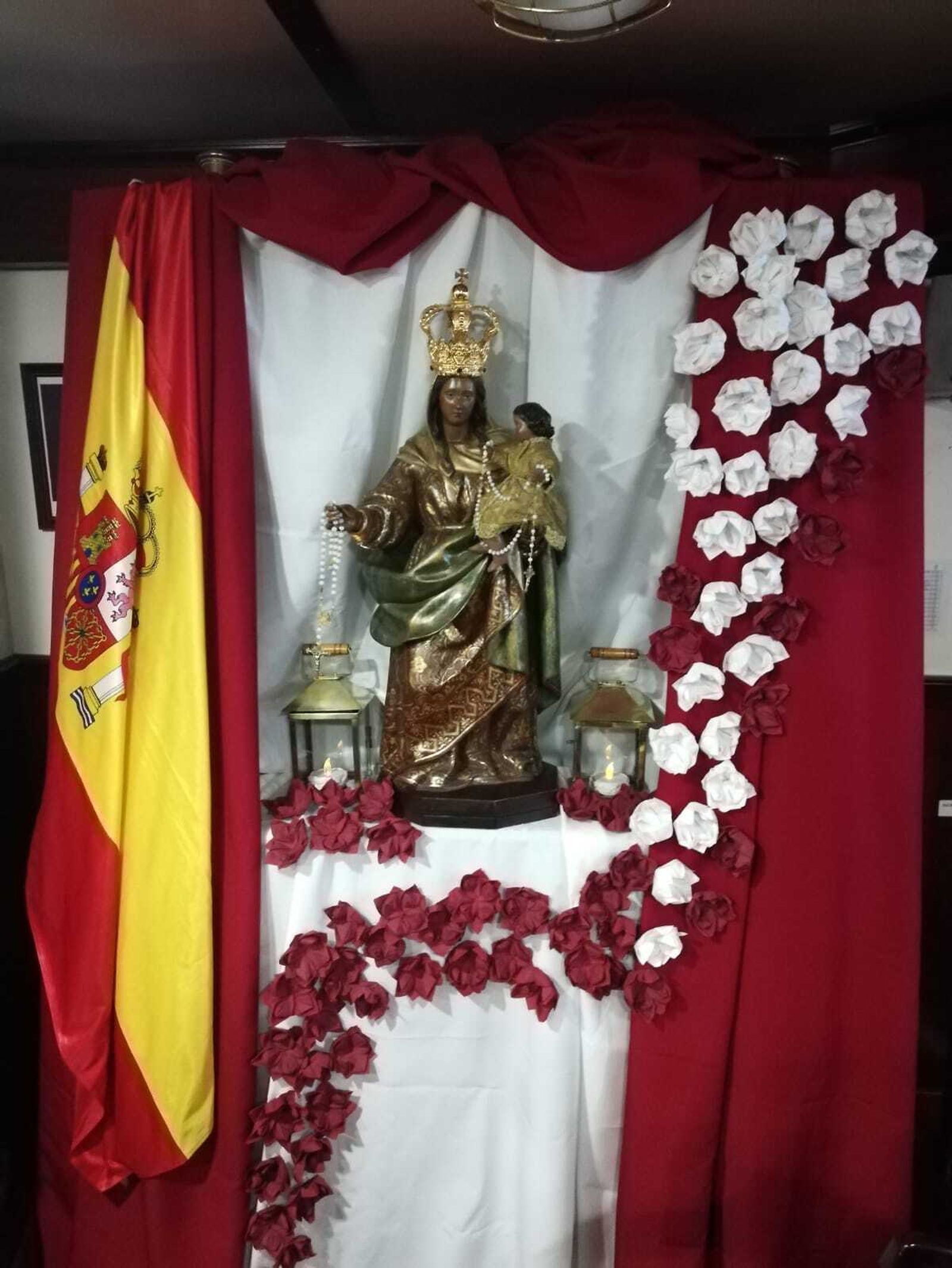 Altar improvisado el pasado 7 de octubre a bordo del Elcano con la réplica de La Galeona.