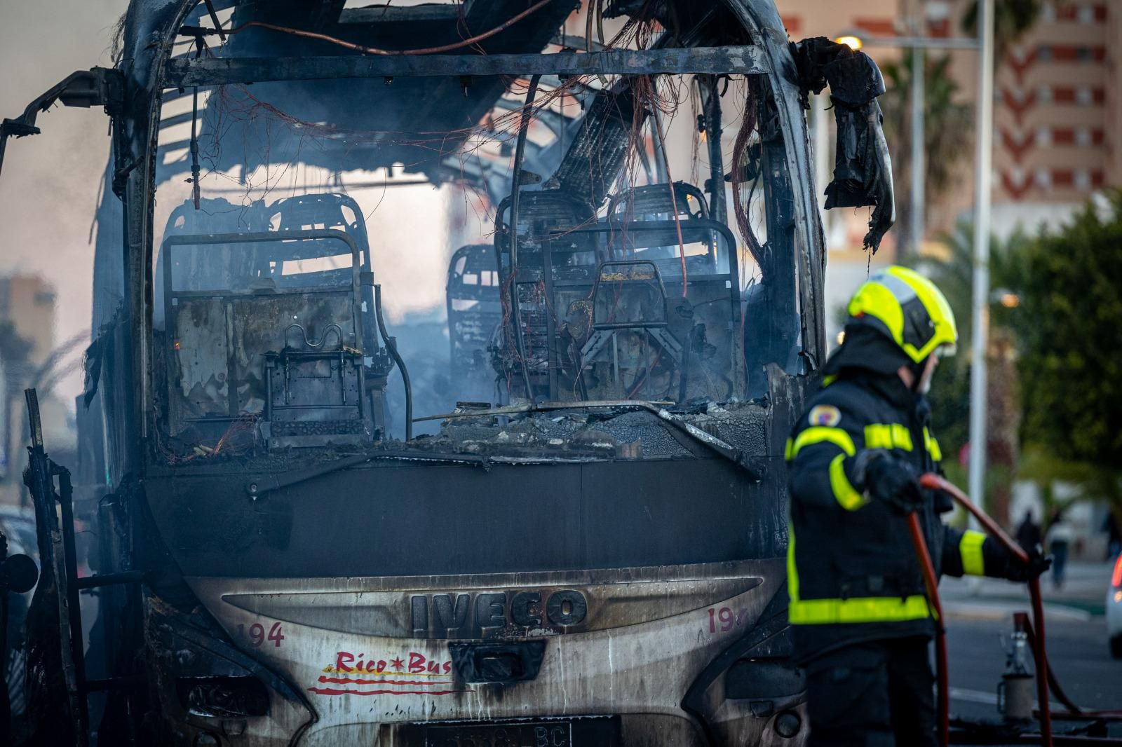 Así ha quedado el autobús que ha ardido esta mañana en Cádiz