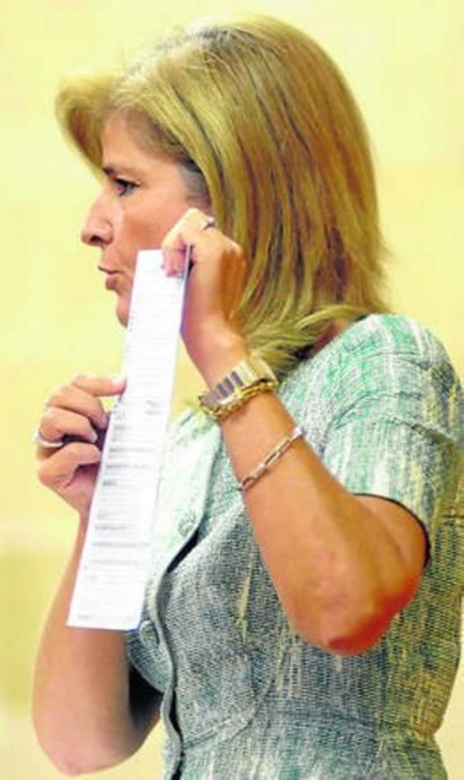 Esperanza Oña enseña un documento de la Junta ayer en el Parlamento.