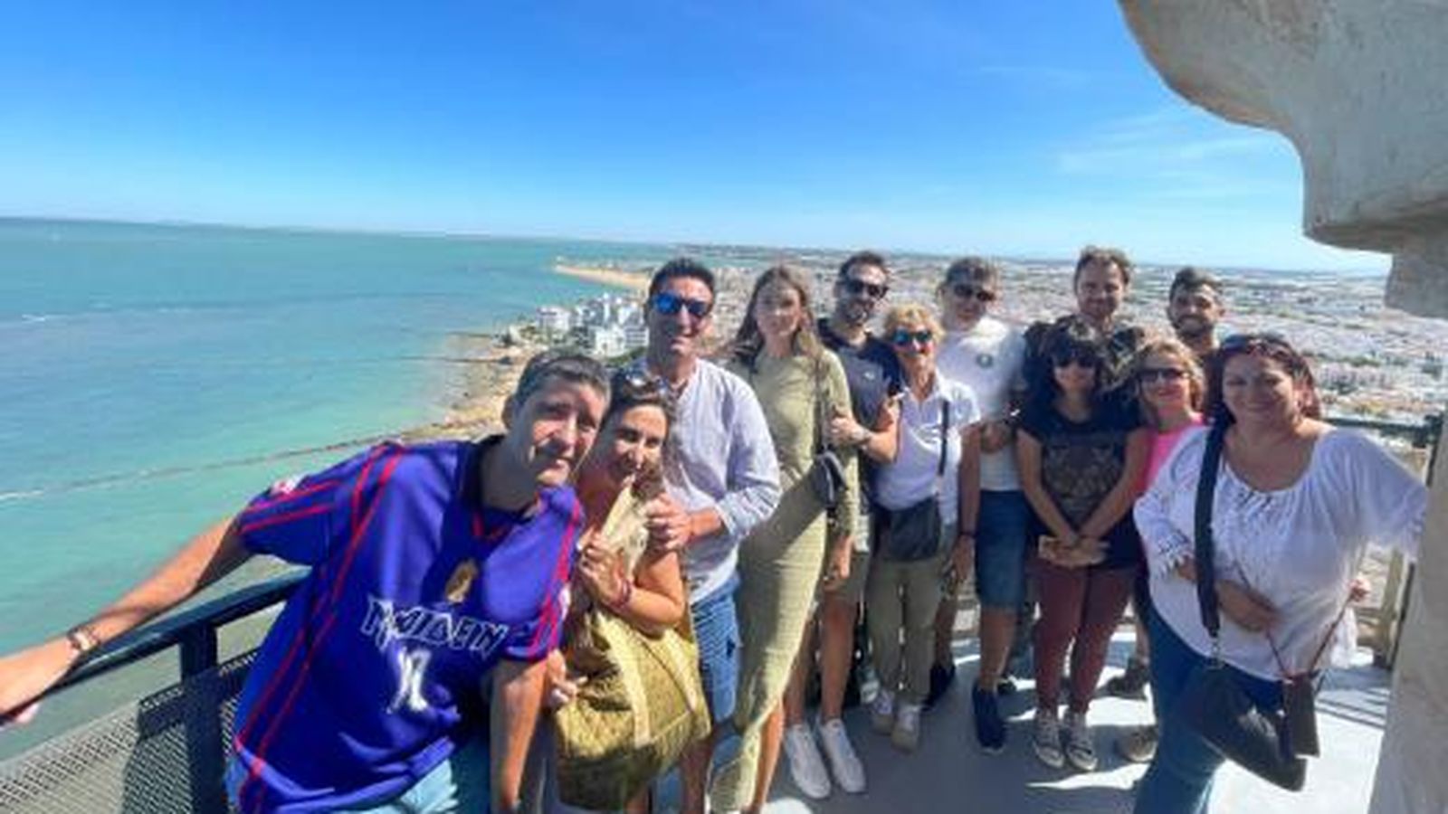Estampa de la visita al faro de Chipiona con la hermosa localidad de fondo.