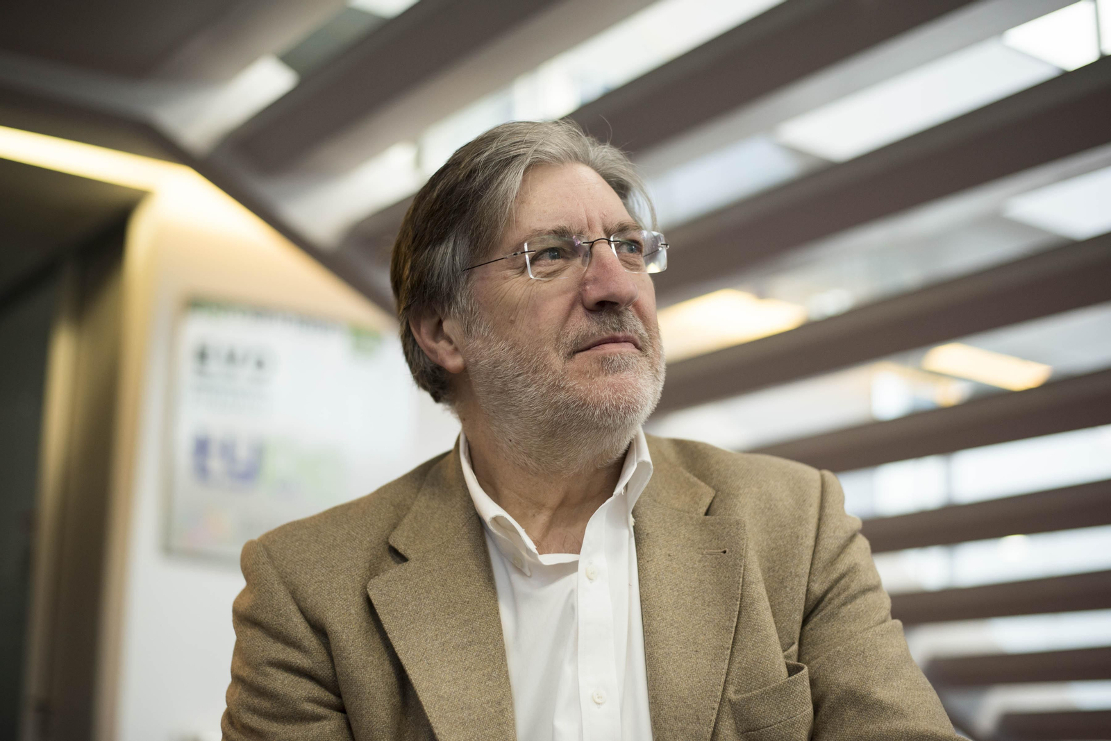 José Antonio Pérez funda la asociación Socialismo y República.