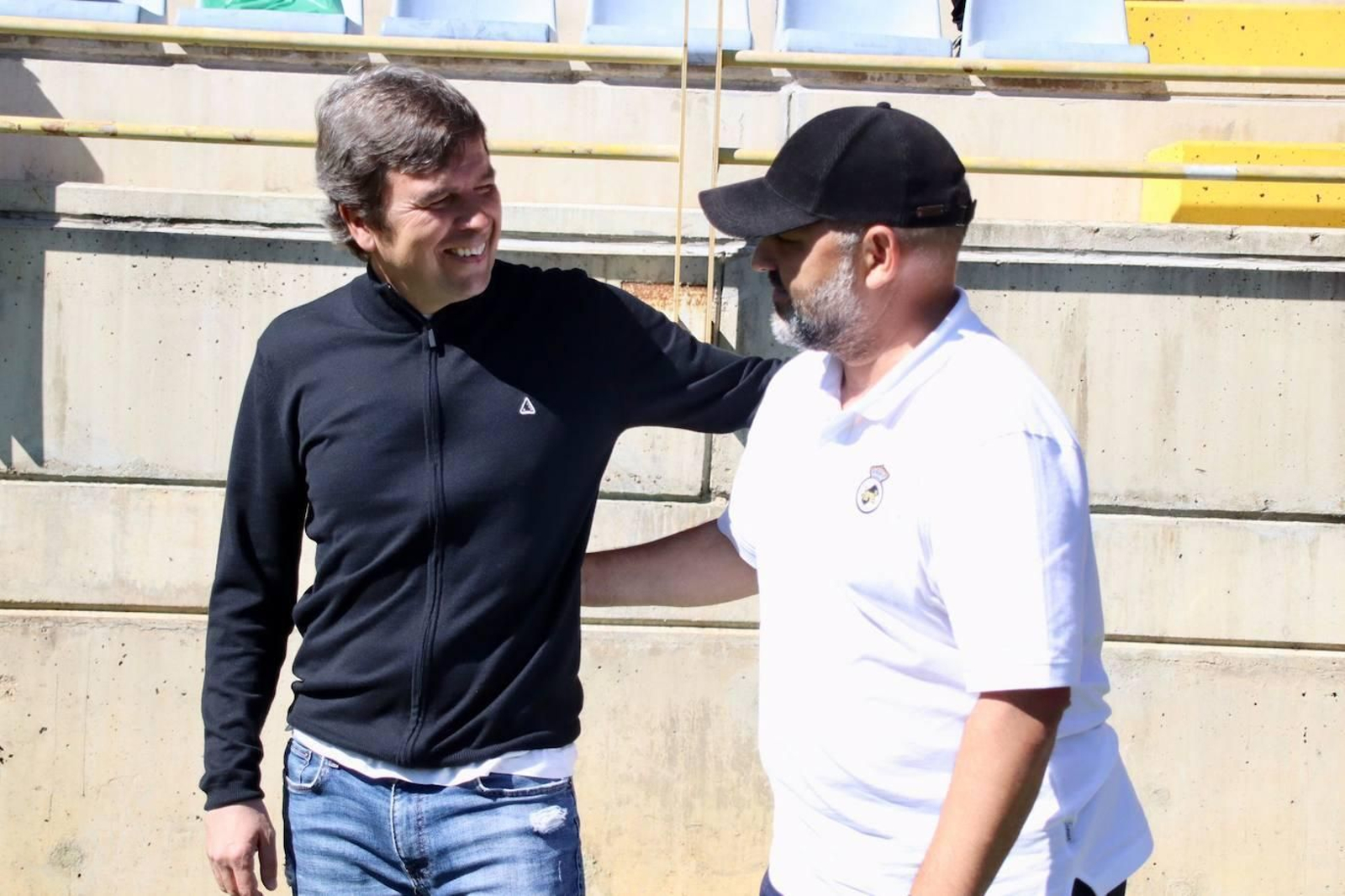 Basadre (d), saluda a Docampo antes del inicio del encuentro