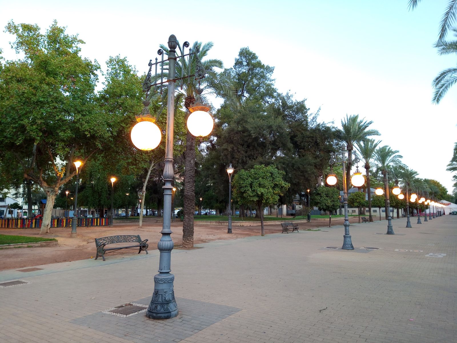 Alumbrado público en el paseo de la Victoria encendido por la mañana.
