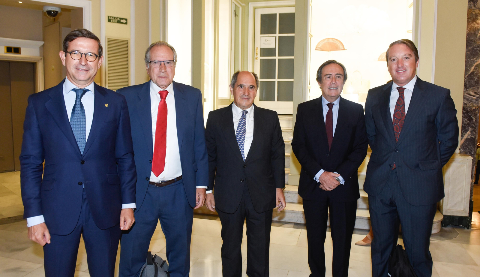 Los invitados al Foro Joly con Juanma Moreno en Madrid, en imágenes