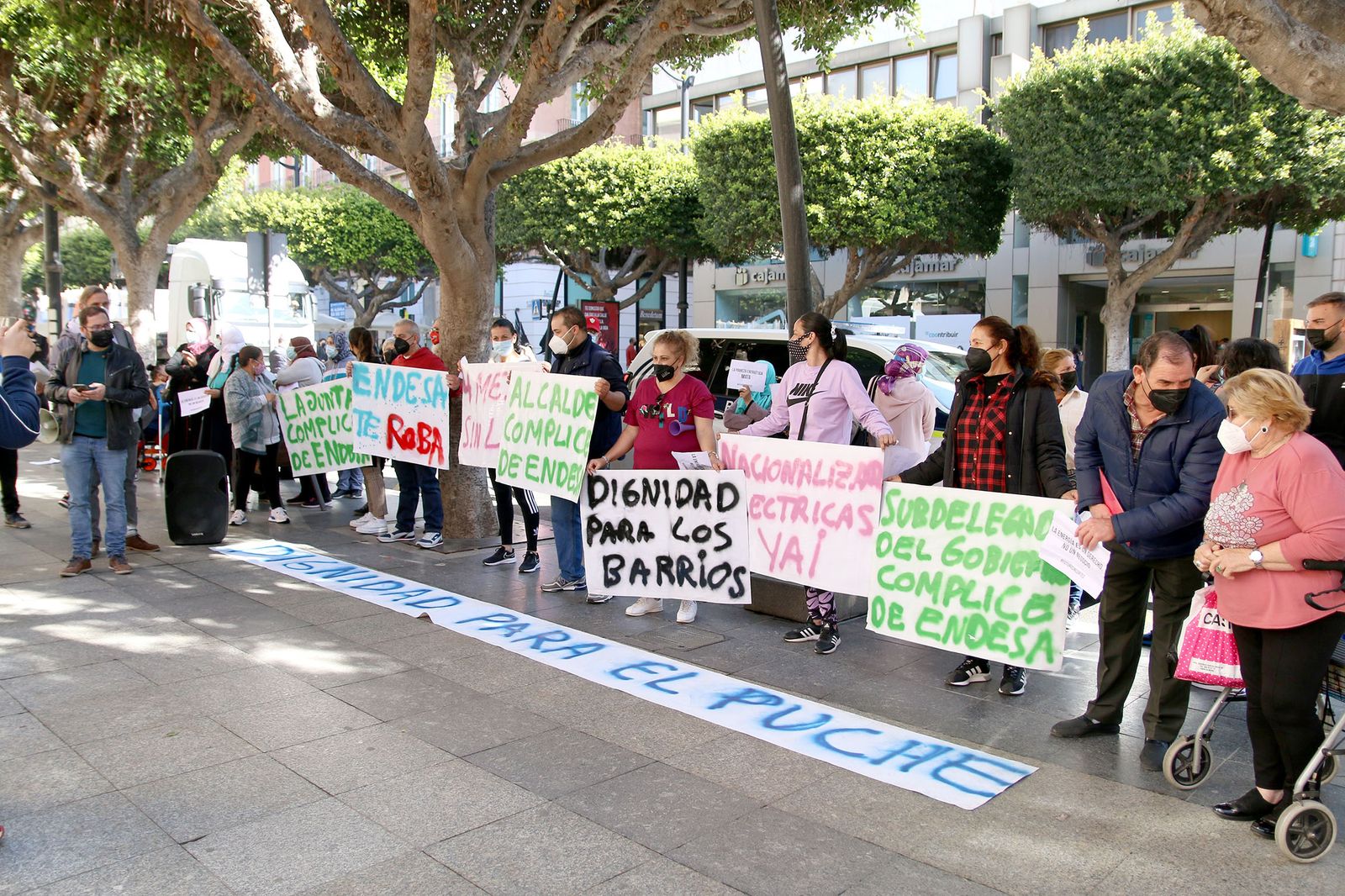 Los vecinos del barrio de El Puche protestaron frente a la delegación del Gobierno.