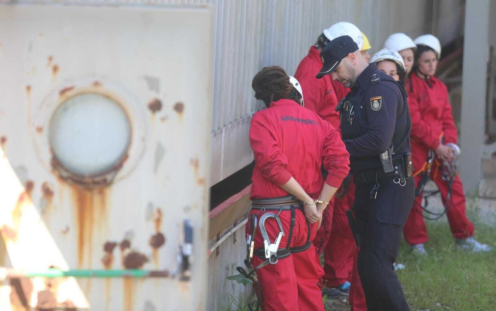 La Policía Nacional arresta a activistas de Greenpeace en las instalaciones de Naturgy.