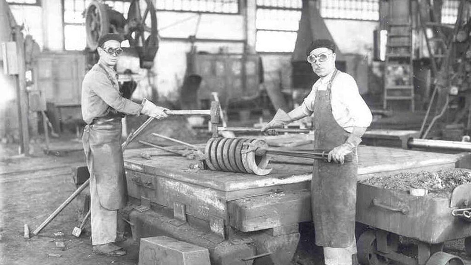 Dos forjadores en un taller de Navantia