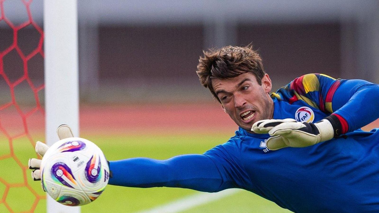 Íker Álvarez detiene un balón con su selección.