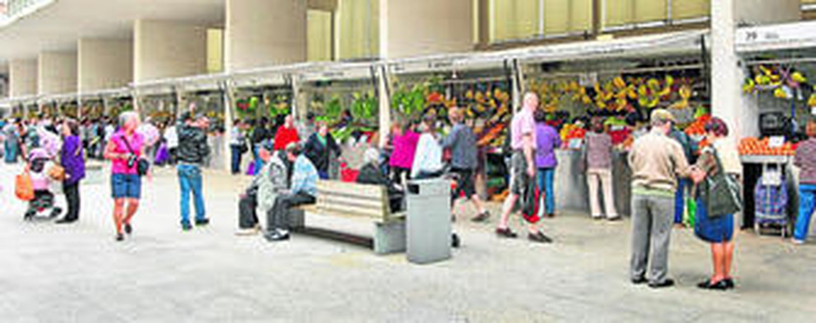 Aspecto que presentaba el interior del Mercado Central al mediodía de ayer, con usuarios comprando y turistas visitando este equipamiento municipal que ha cumplido ya 175 años.