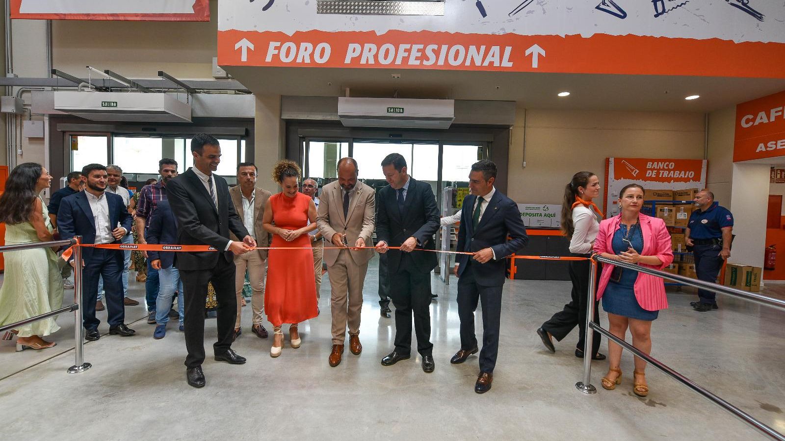 Corte de la cinta en la inauguración de Obramat Los Barrios