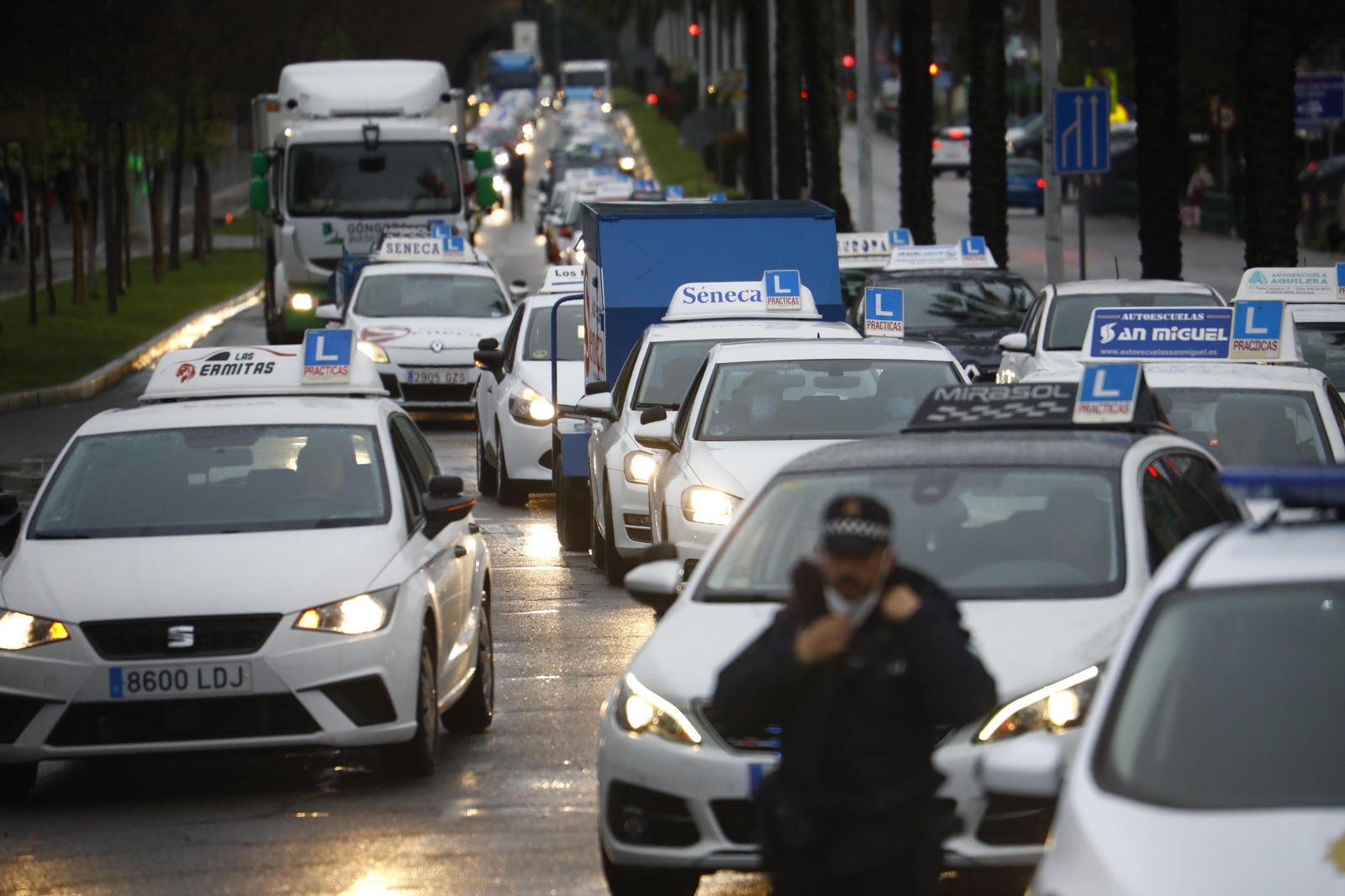 Las autoescuelas toman Córdoba, en fotografías.