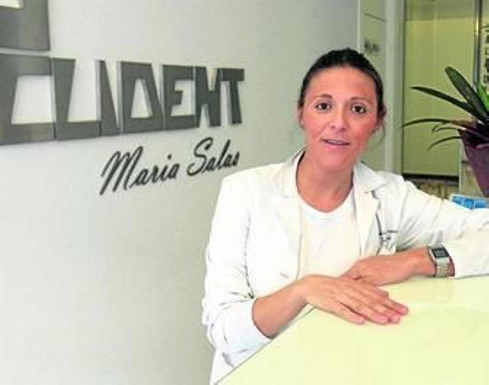 La dentista María Soledad Salas posa en la entrada de su clínica Clident, en Los Remedios