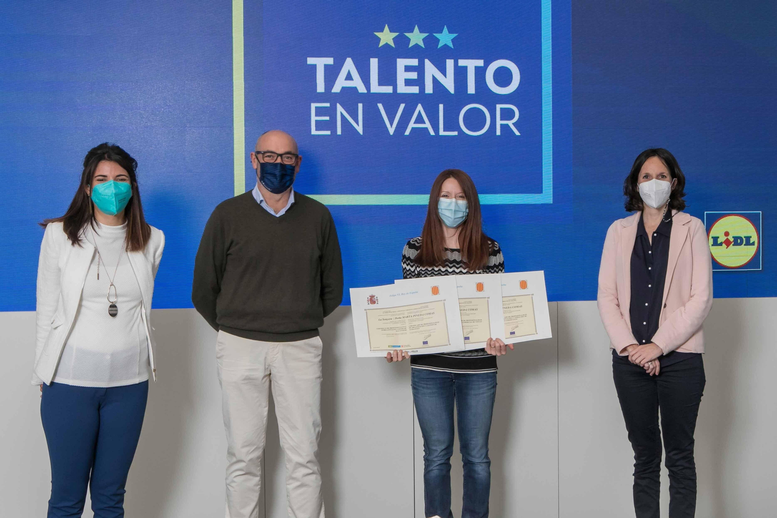 Una de las empleadas recibiendo su acreditación de experiencia profesional.