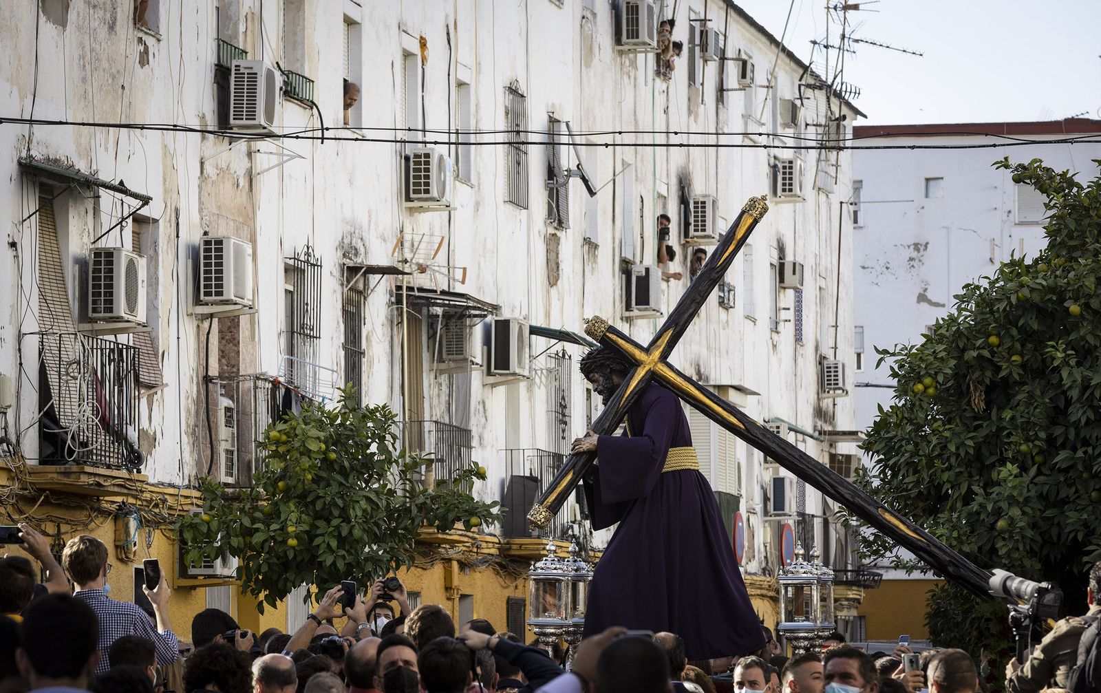 El Señor del Gran Poder por el barrio de Los Pajaritos, en imágenes.