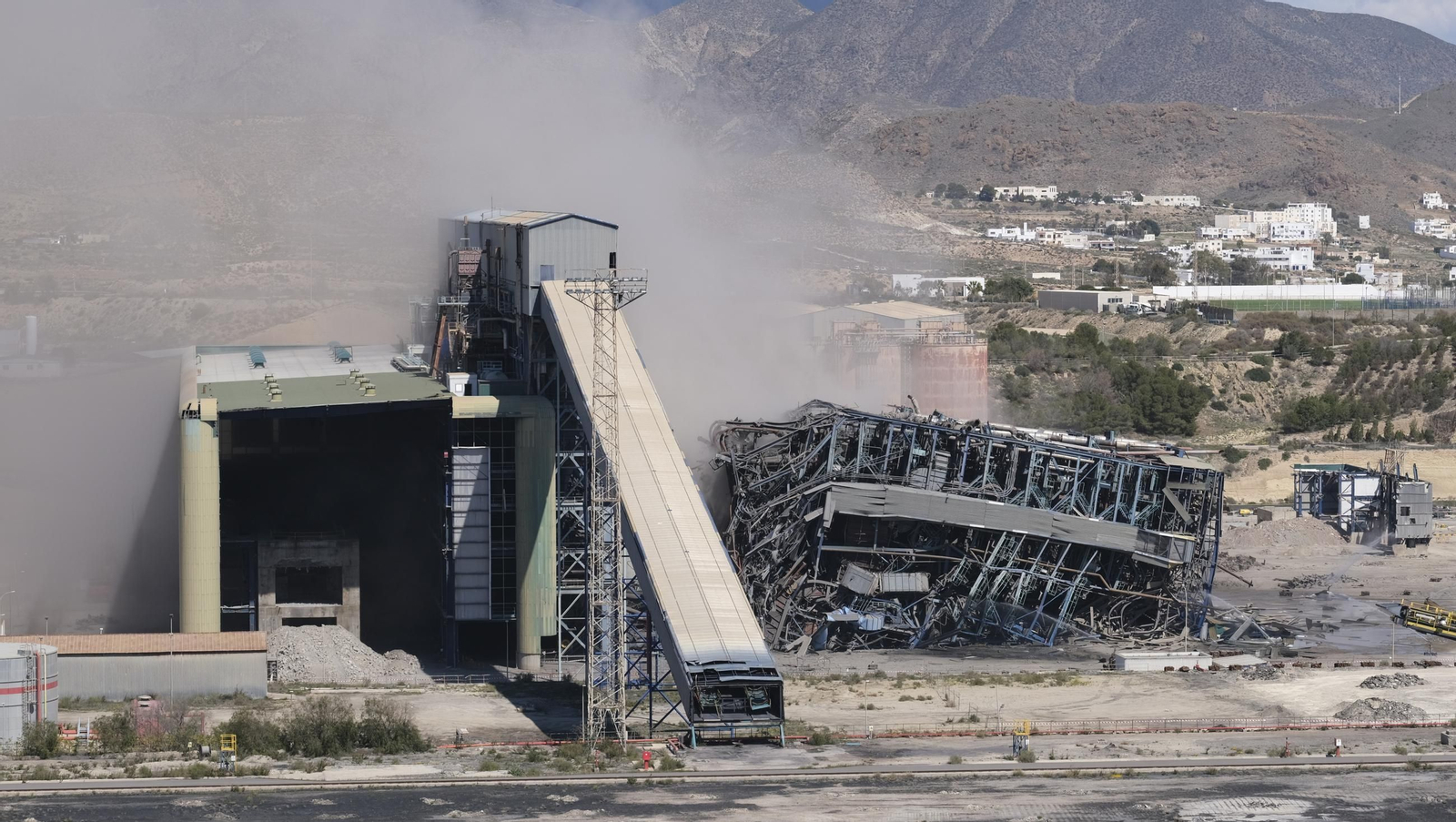 La voladura-demolición de la central térmica de Endesa en Carboneras, en imágenes