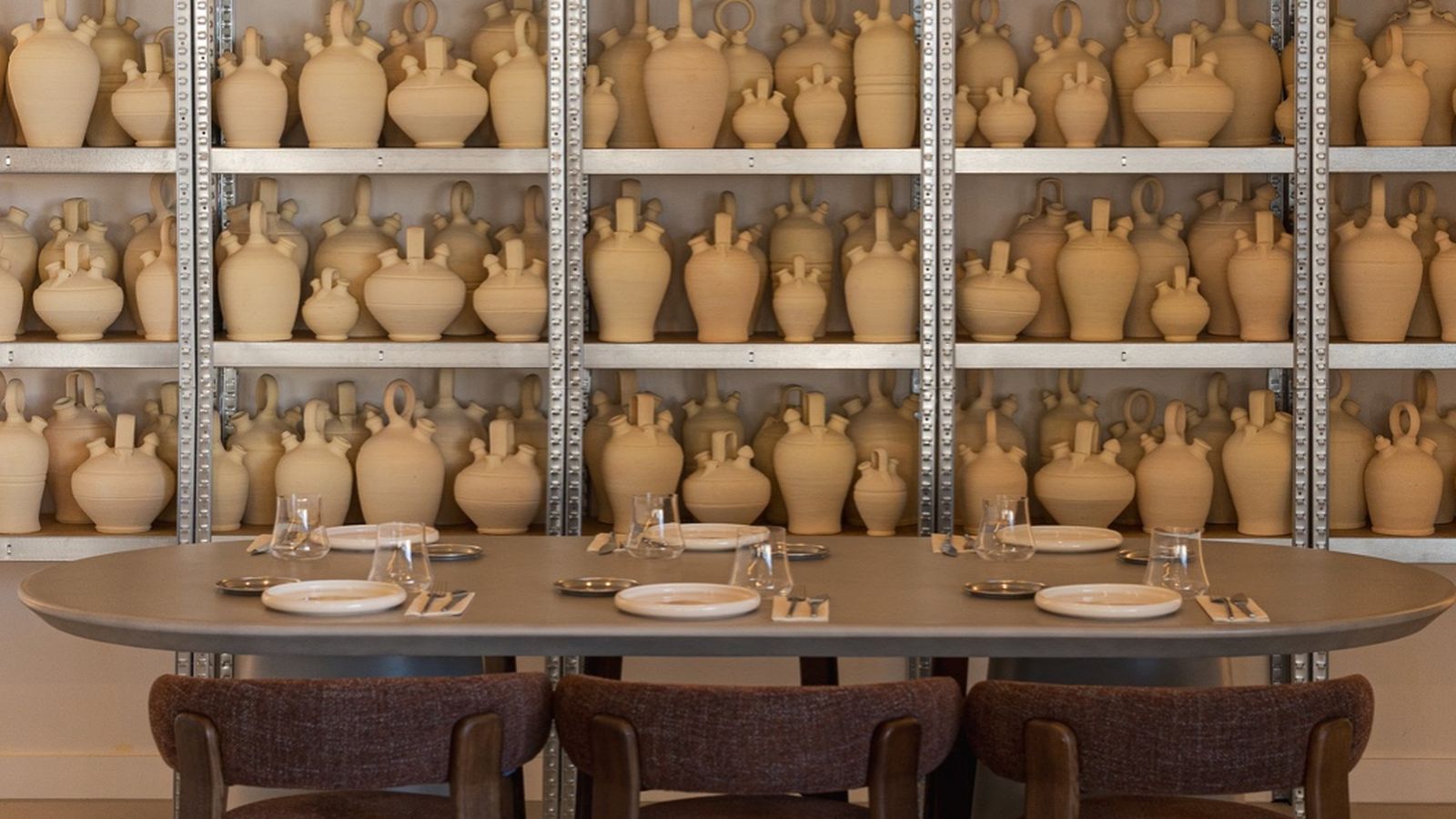 Una mesa en el original salón de Eterno.